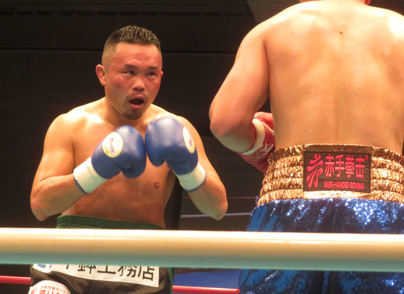 ワン・ダソン（右）とフルラウンドを戦い、判定勝利した元キックボクサー緑川創