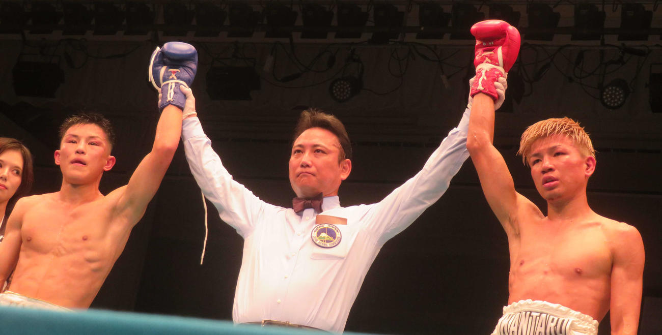 日本スーパーフライ級挑戦者決定戦で引き分けた同級2位山口仁也（左端）と同級1位重里侃太朗（右端）