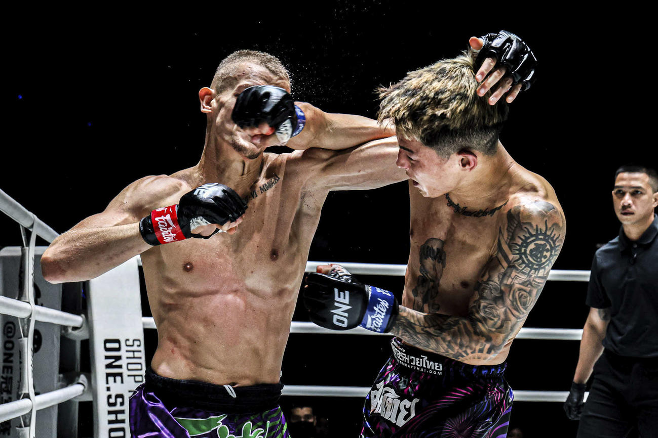強烈なパンチを放つ佐藤知稀（右）（C）ONE Championship