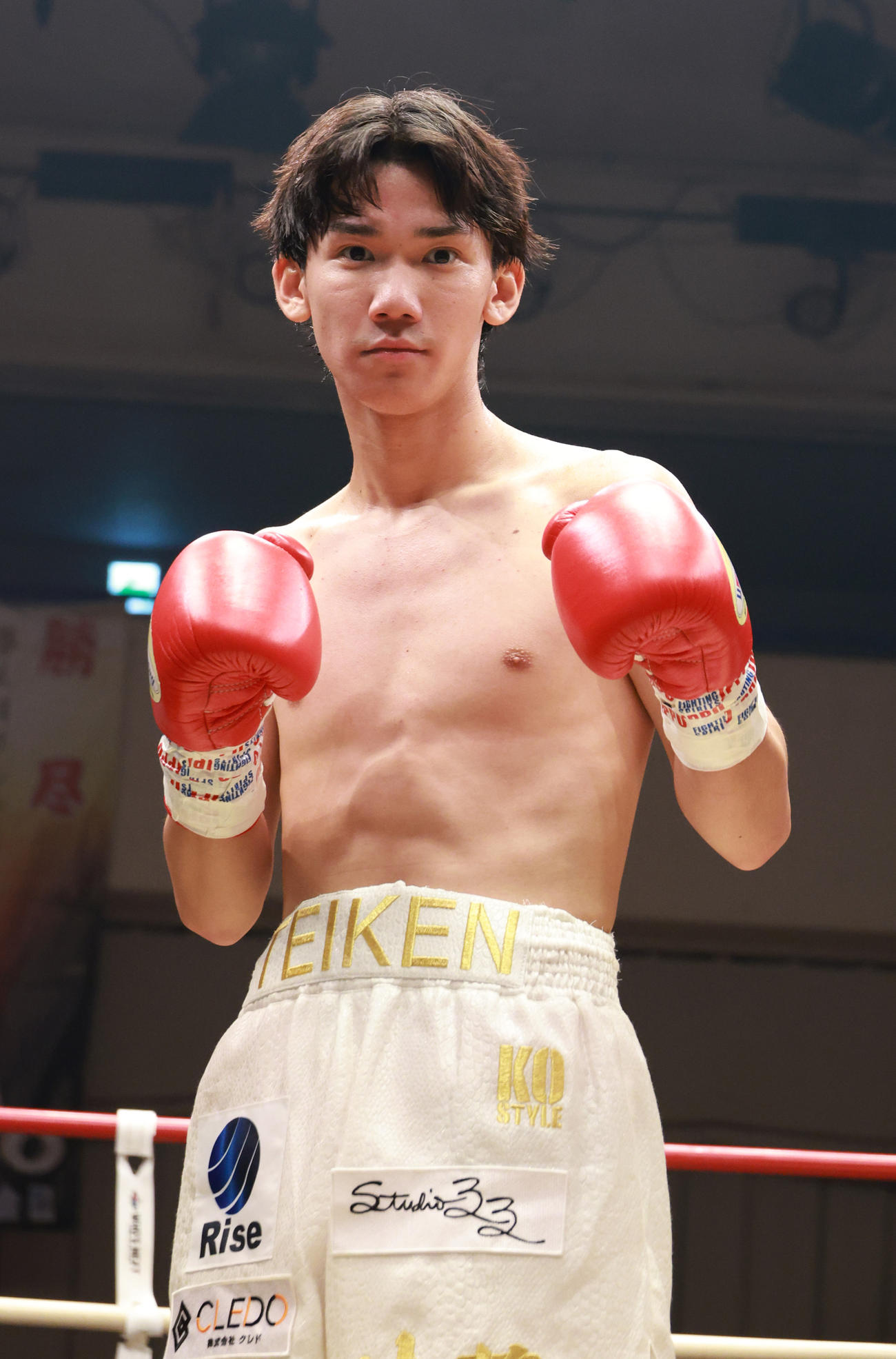 ファイティングポーズを決める高見（撮影・中島郁夫）