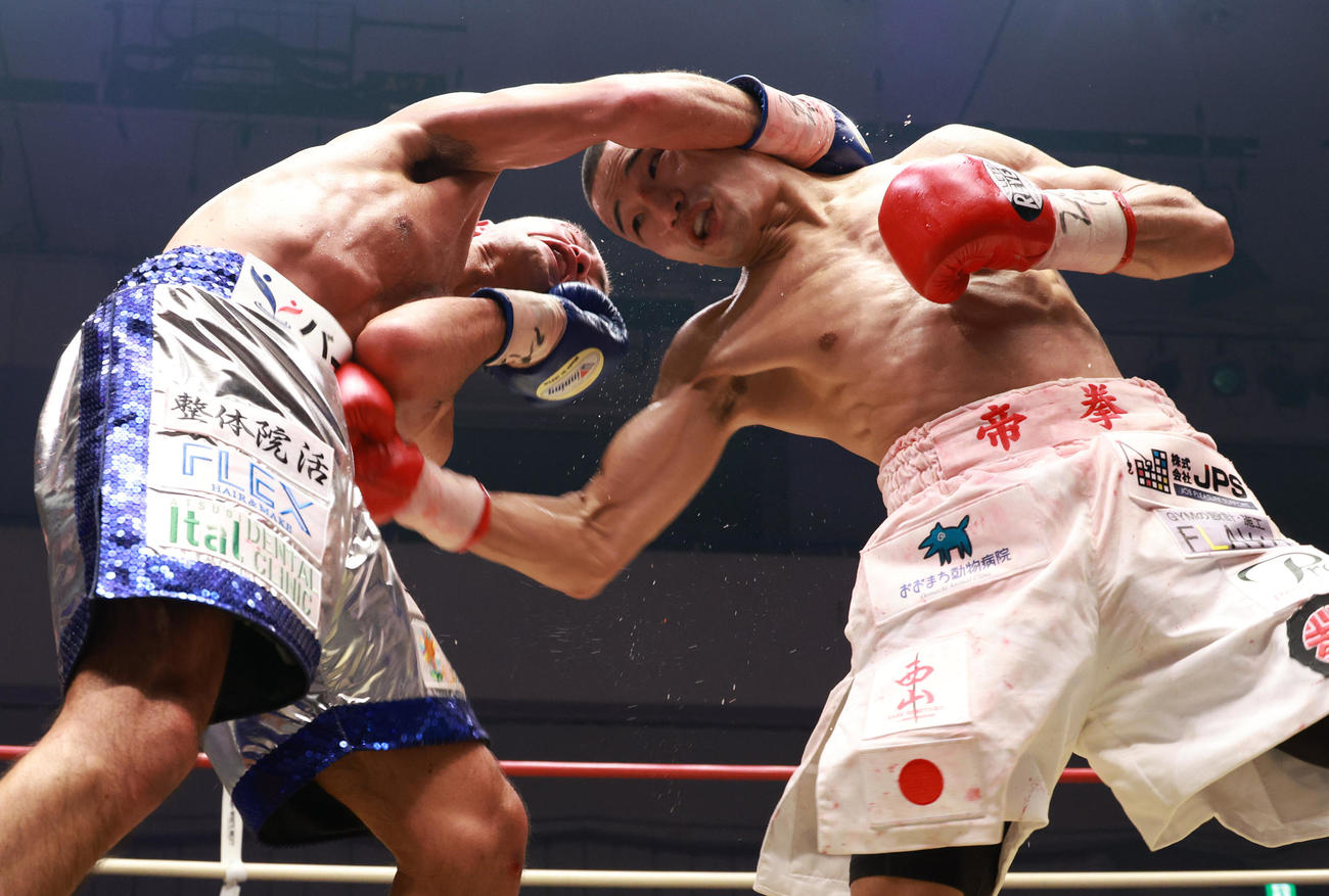 7回、宇津見（左）に右ボディーを浴びせる増田（撮影・中島郁夫）