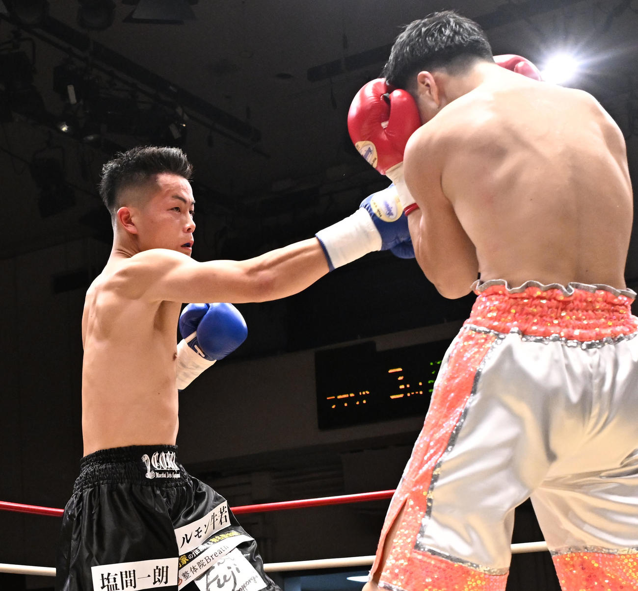 プロボクシング第81回東日本新人王決勝戦　ウェルター級5回戦　金子佳樹対福永啄巳　金子佳樹を攻める福永啄巳（撮影・千葉一成）
