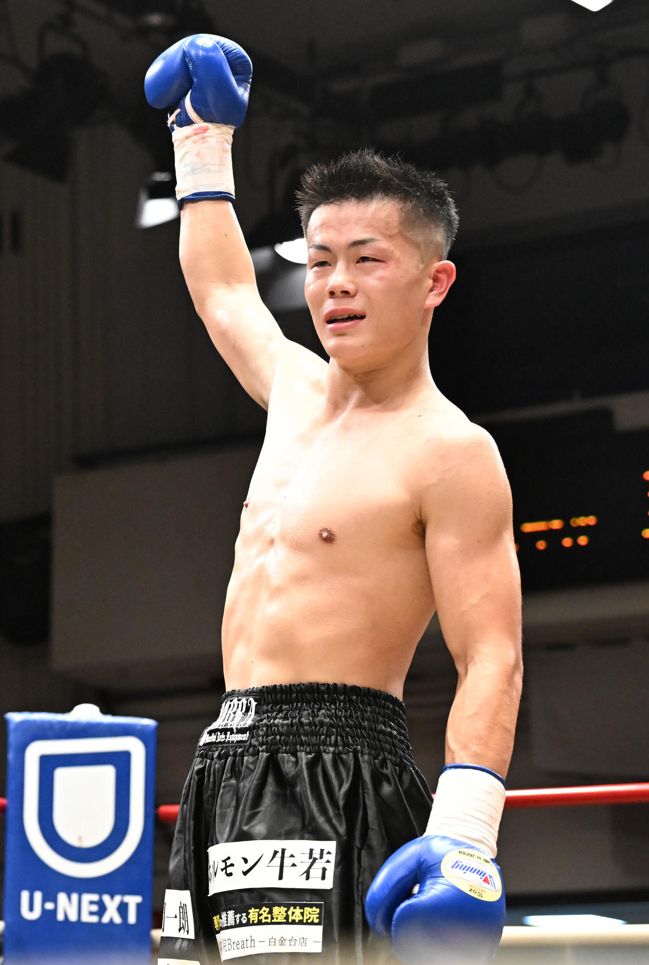 プロボクシング第81回東日本新人王決勝戦　ウェルター級5回を制し、拳を振り上げる福永啄巳（撮影・千葉一成）