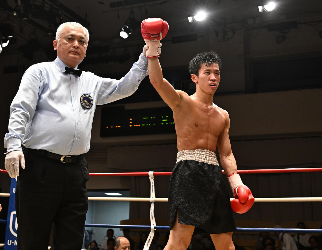 スーパーフライ級5回戦を制した高橋（右）（撮影・千葉一成）