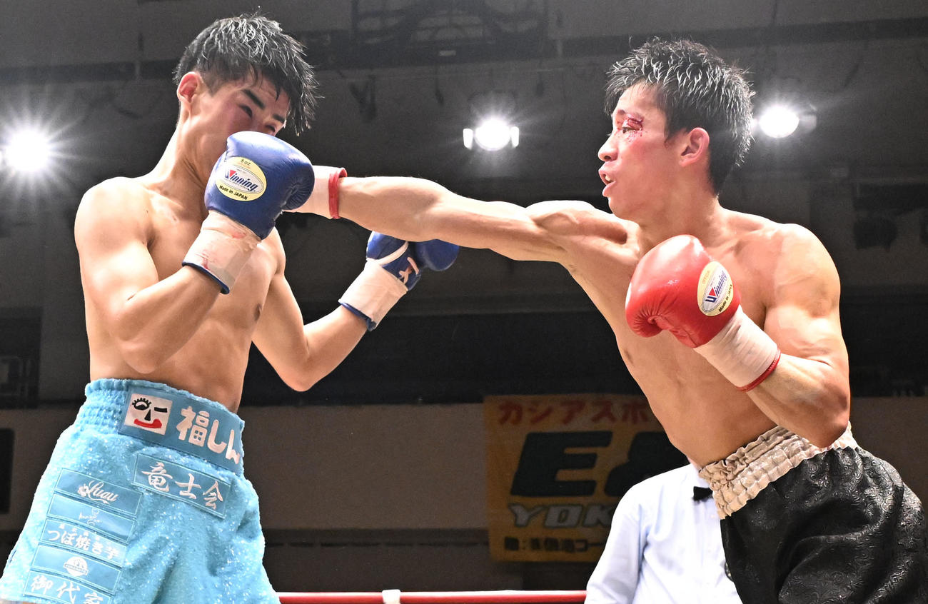 スーパーフライ級5回戦　大橋（左）に右ストレートを食らわす高橋（撮影・千葉一成）