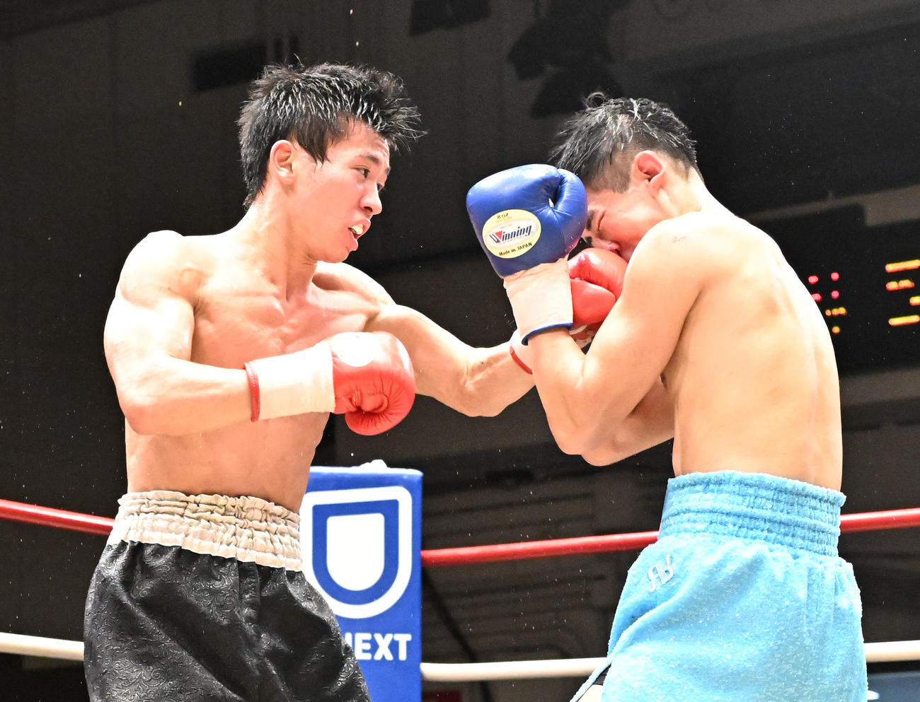スーパーフライ級5回戦　大橋（右）に左フックを食らわす高橋（撮影・千葉一成）