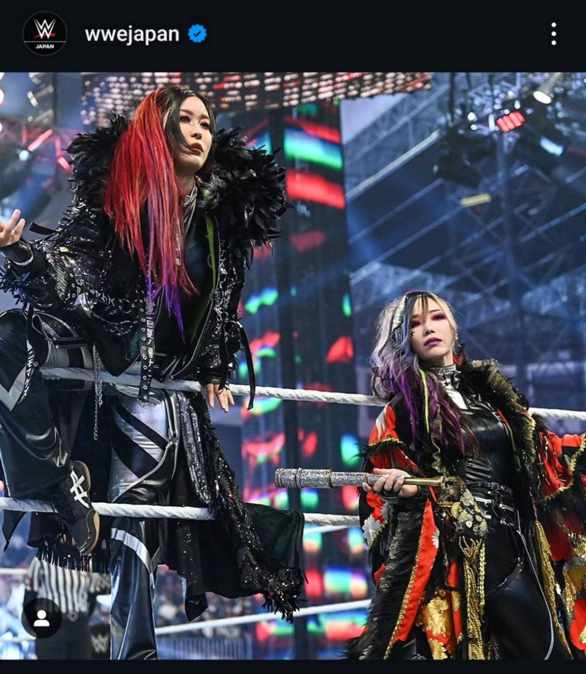中東決戦となったWWE女子タッグ王座戦に向けて入場したイヨ・スカイ（左）、カイリ・セイン組（WWEジャパン公式インスタグラムから）