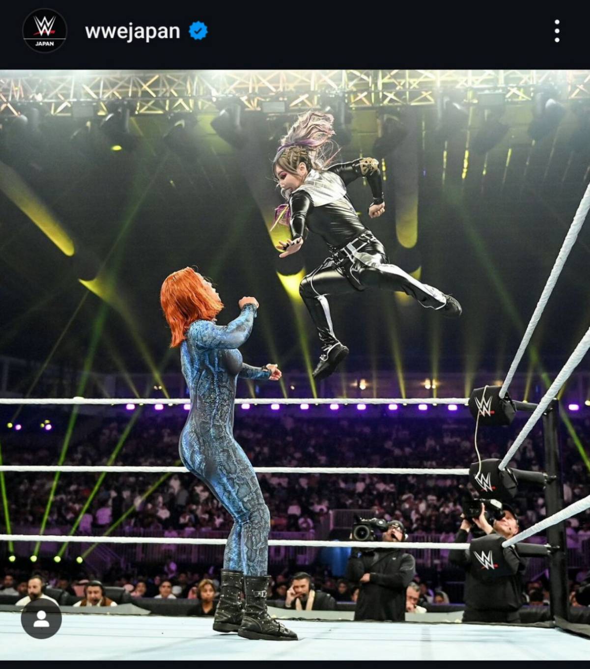 4WAY形式WWE女子タッグ王座戦で、ジャクソンジャカラ・ジャクソン（左）にエルボーを狙うカイリ・セイン（WWEジャパン公式インスタグラムから）