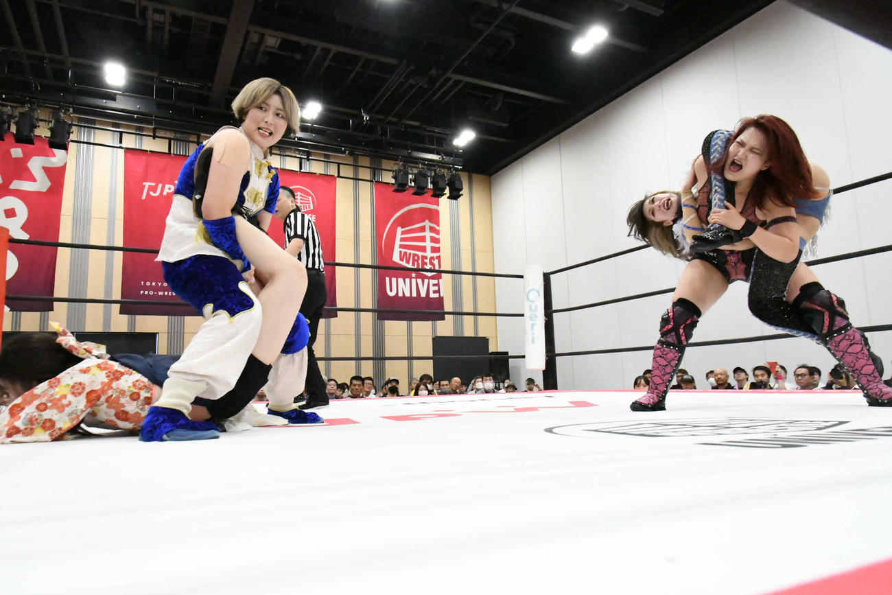 宮本に逆エビ固めを決める桐生（左）と山下への卍固めでアシストする上福　（C）TJPW