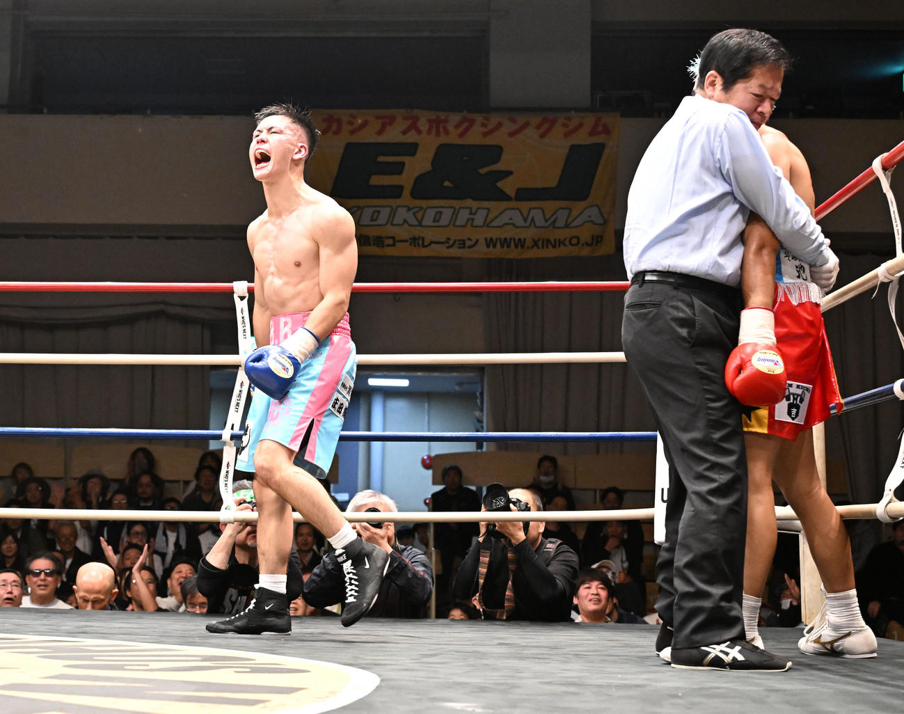 バンタム級4回戦、柳にTKO勝利し、雄たけびを上げる西屋（撮影・千葉一成）