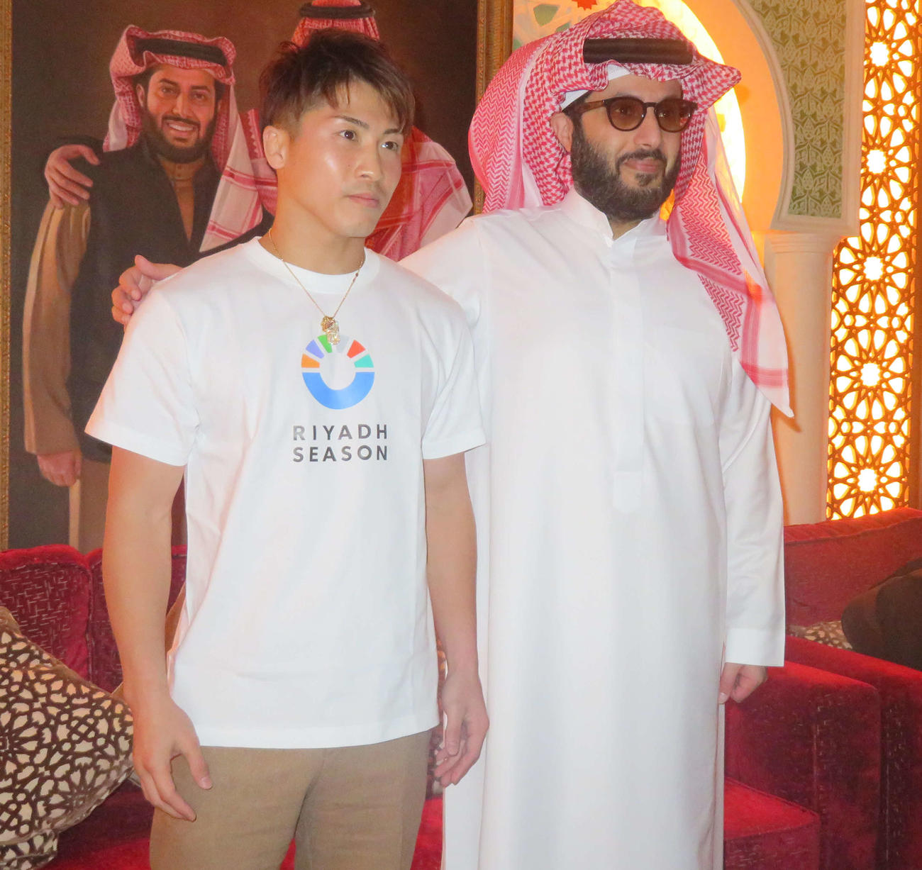 サウジアラビア総合娯楽庁トゥルキ・アラルシク長官（右）と同長官オフィスで対面した4団体統一スーパーバンタム級王者井上尚弥