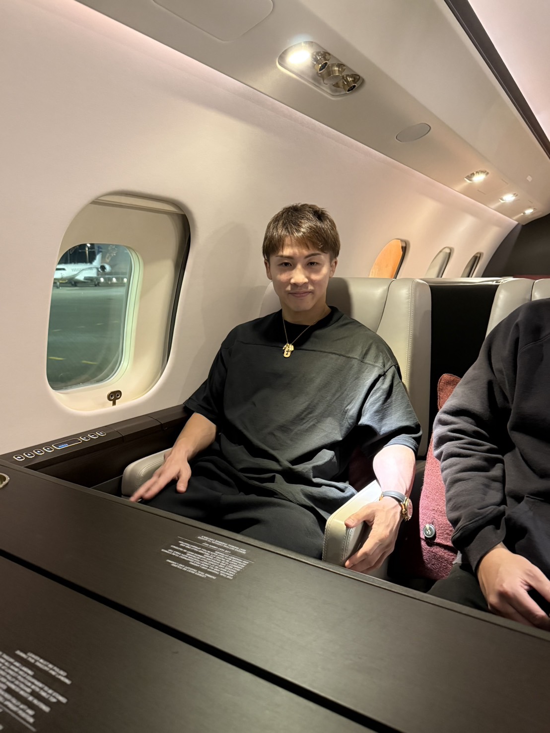 プライベートジェット機内でリラックスする井上尚弥