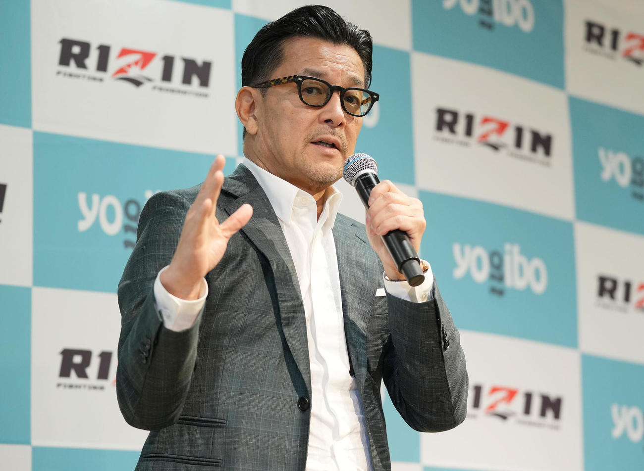 「RIZINガール2025」最終オーディションであいさつする榊原信行CEO（撮影・垰建太）