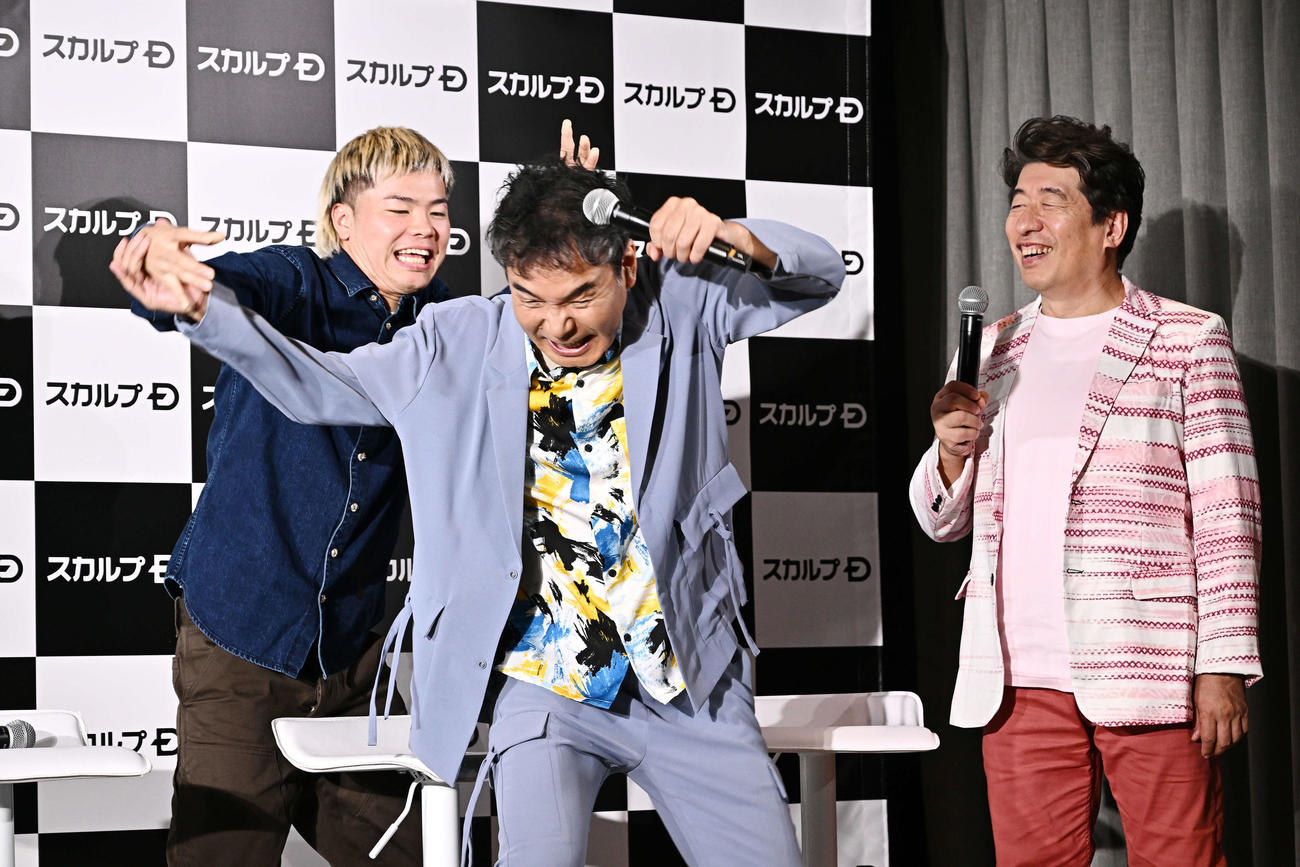 那須川（左）から強烈な頭皮マッサージをされ苦痛にもん絶するダチョウ倶楽部の肥後克広。右は寺門ジモン（撮影・滝沢徹郎）