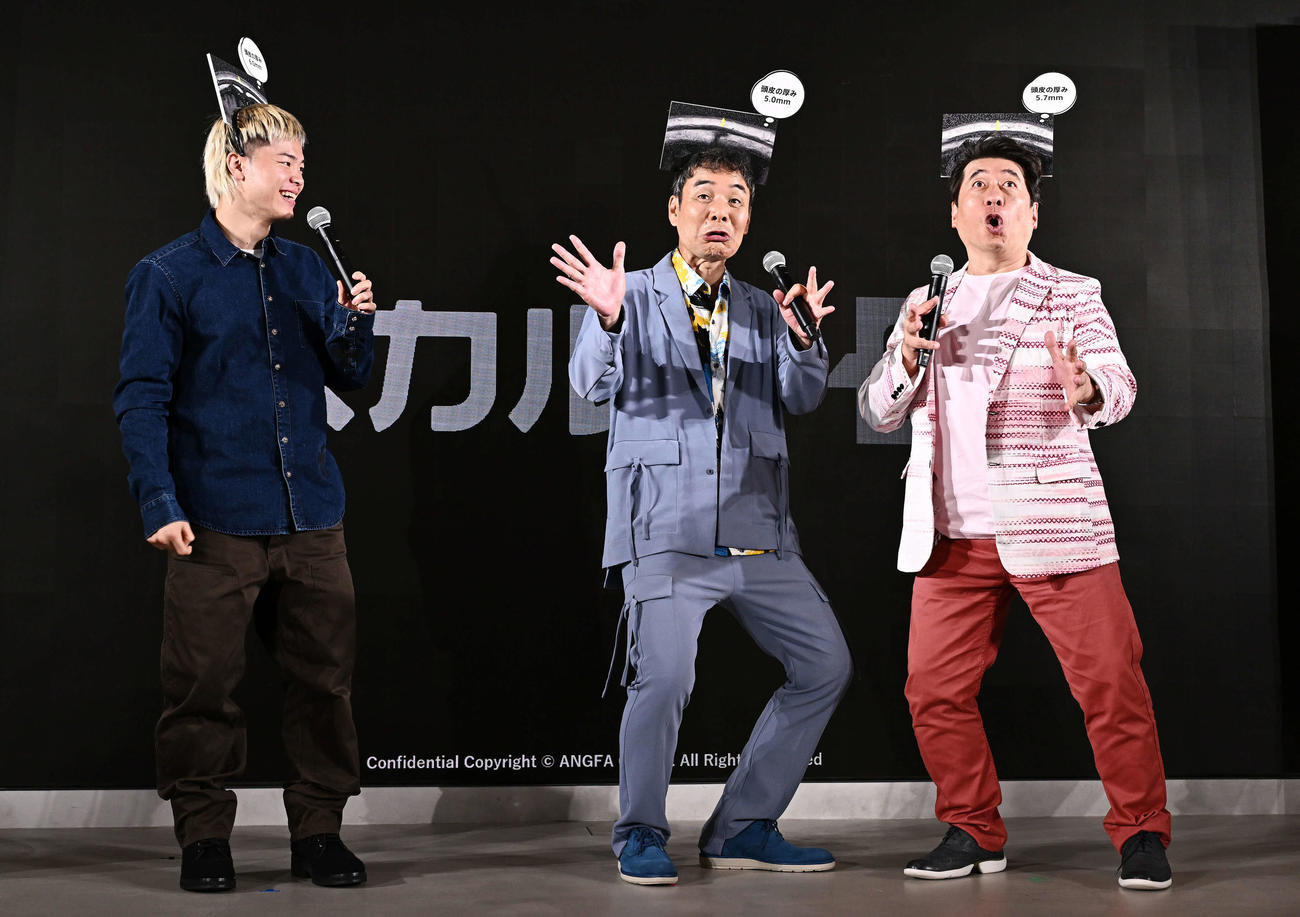 「聞いてないよォ」のギャグを披露するダチョウ倶楽部の肥後克広（中央）と寺門ジモン。左は那須川天心（撮影・滝沢徹郎）