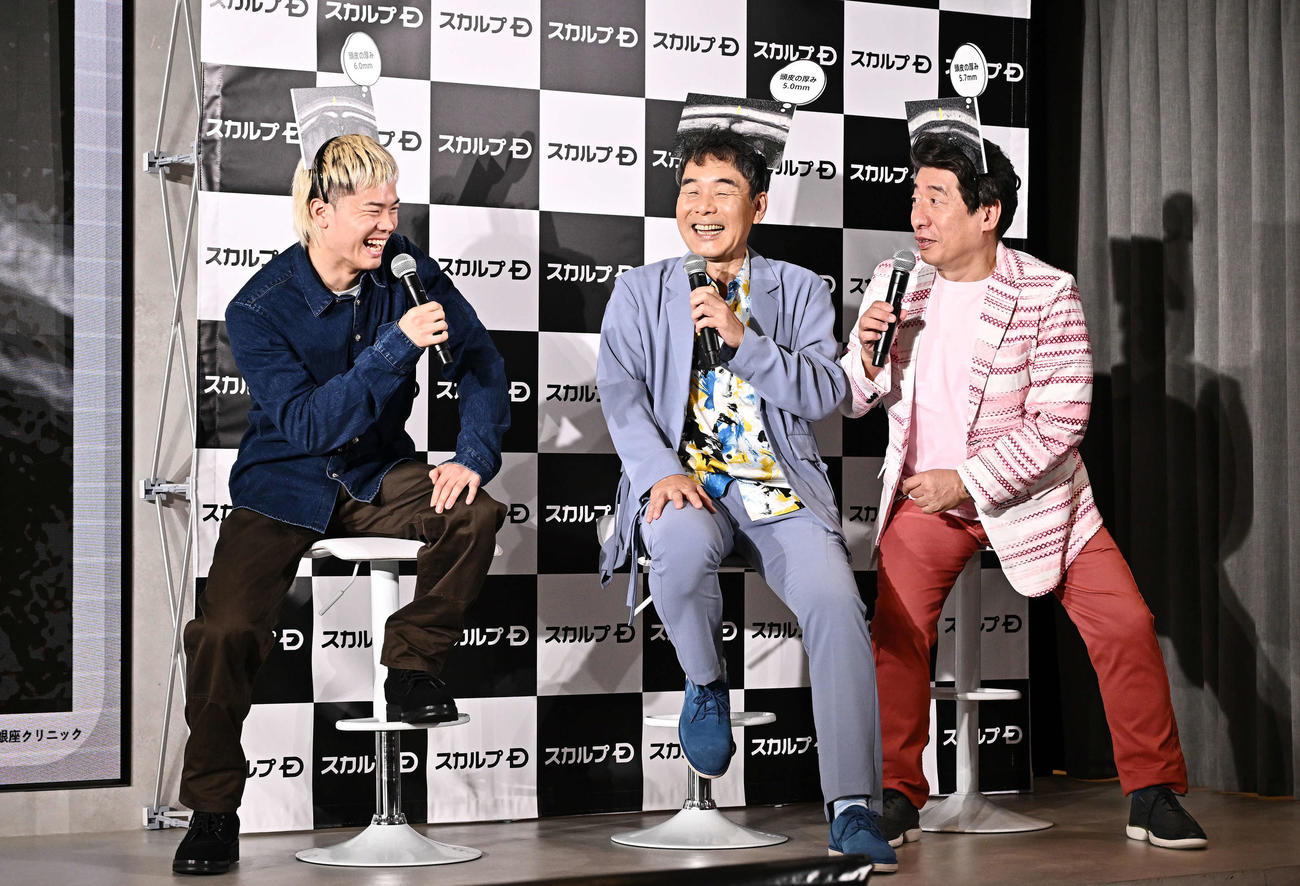 トークする、左から那須川、ダチョウ倶楽部の肥後克広、寺門ジモン（撮影・滝沢徹郎）