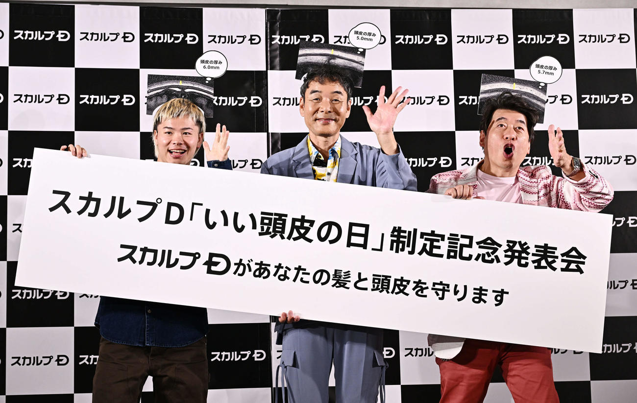 記念撮影する、左から那須川、ダチョウ倶楽部の肥後克広と寺門ジモン（撮影・滝沢徹郎）