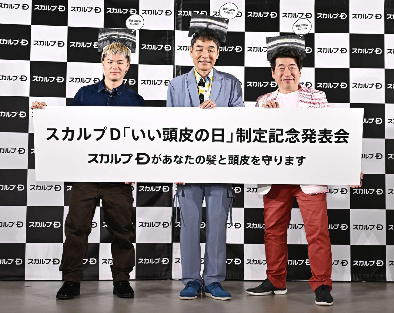 記念撮影する、左から那須川、ダチョウ倶楽部の肥後克広と寺門ジモン（撮影・滝沢徹郎）
