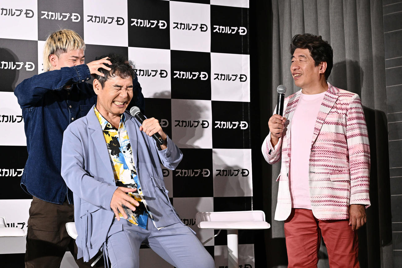 那須川（左）から強烈な頭皮マッサージをされ苦痛にもん絶するダチョウ倶楽部の肥後克広。右は寺門ジモン（撮影・滝沢徹郎）