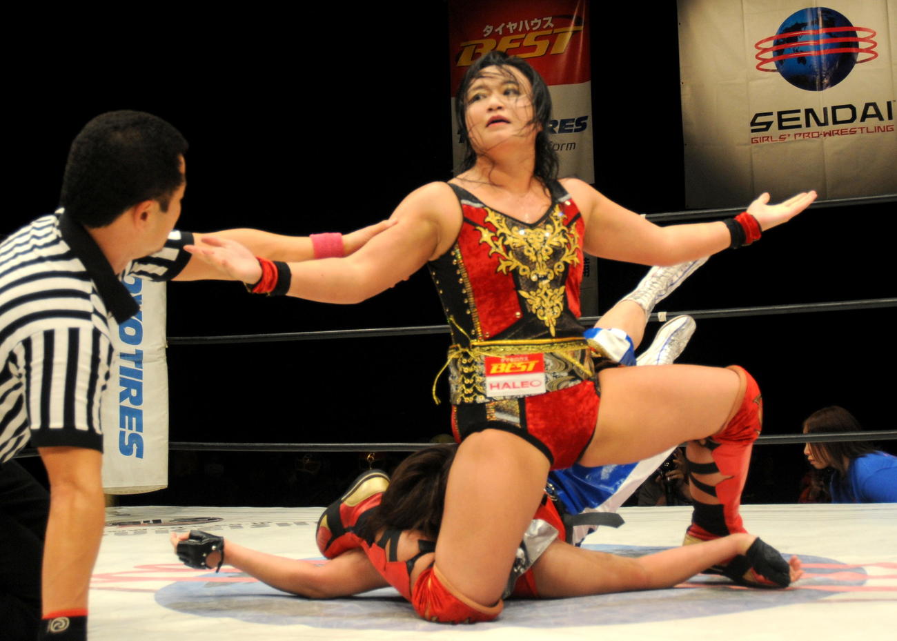 ストラングルホールドを決め勝利し、ポーズを決める里村（2014年1月5日撮影）