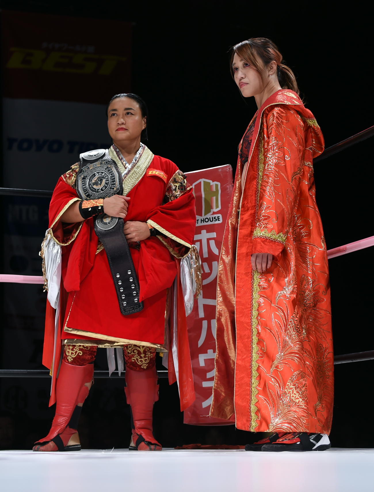 仙女の舞台で存在感を見せた朱里（右）と里村（2019年11月9日撮影）