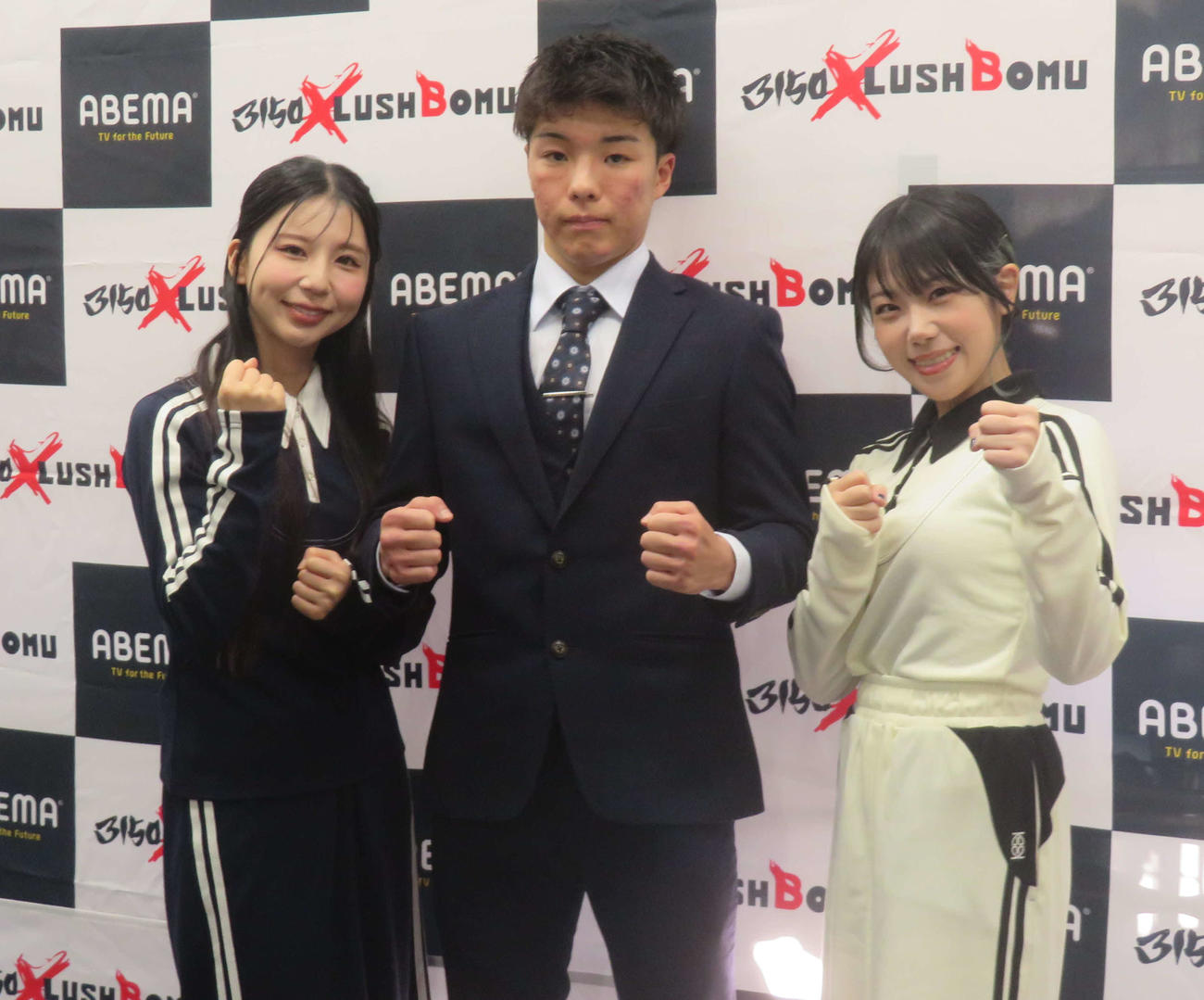 3150LUSH BOMU契約選手となった横山葵海。左はLUSH代表取締役のもにゅこ氏、右は同社取締役ソデコ氏