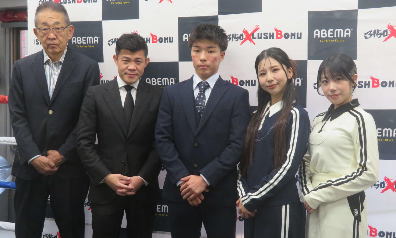 3150LUSH BOMU契約選手の横山葵海（中央）が会見。左から渡辺均会長、亀田興毅氏、1人おいてもにゅこ氏、ソデコ氏