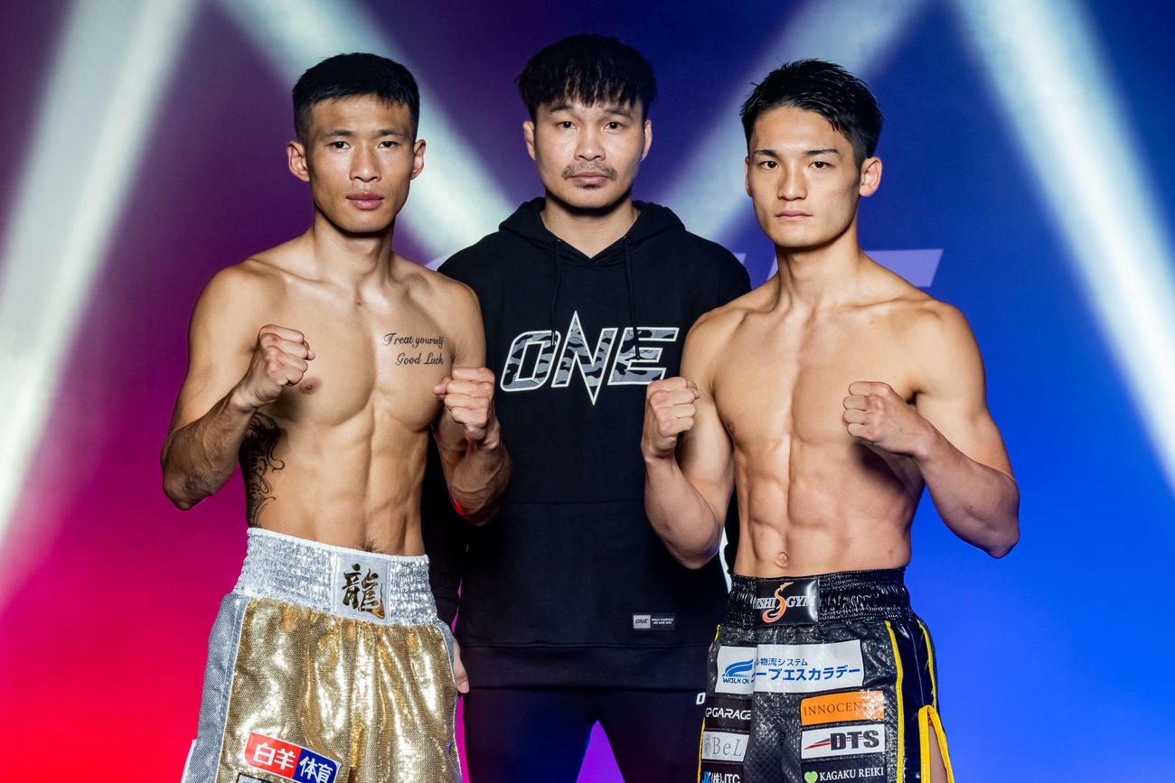 RISE王者・大崎孔稀（右）がフオ・シャオロンに圧勝発信した（写真は前日のフェイスオフ）　（C）ONE Championship