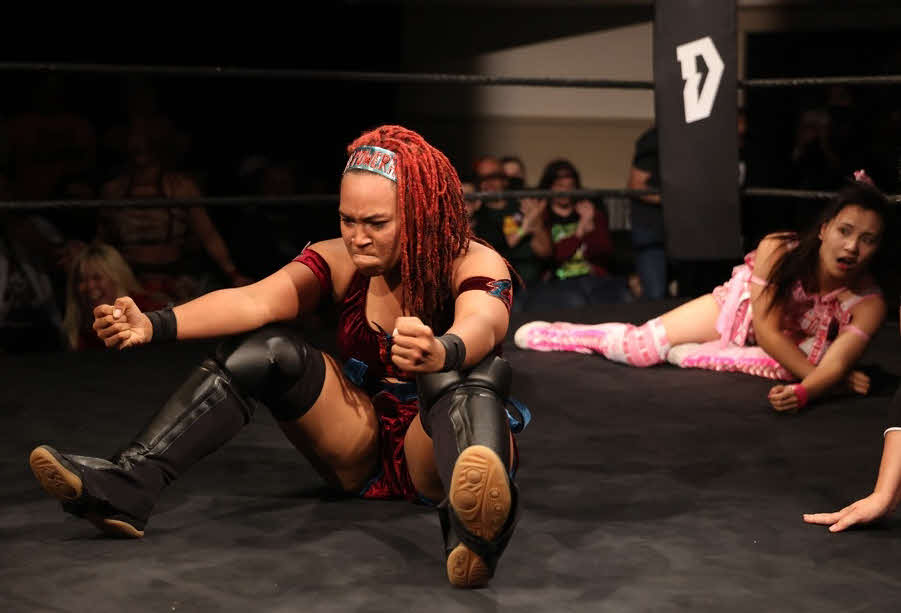東京女子プロレス　前哨戦でザラ・ザッカーに敗れた渡辺未詩（右）（2024年11月9日、東京女子プロレス提供）