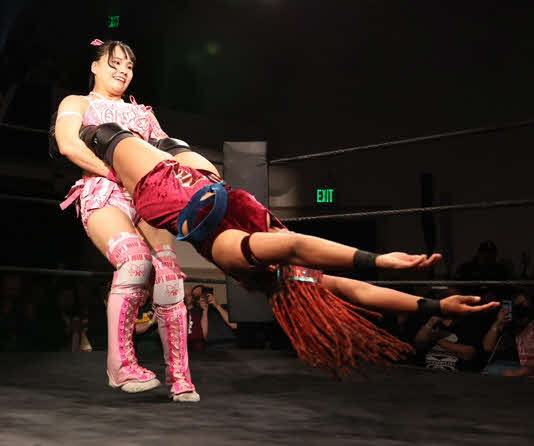 東京女子プロレス　ザラ・ザッカーにジャイアントスイングを決める渡辺未詩（2024年11月9日、東京女子プロレス提供）