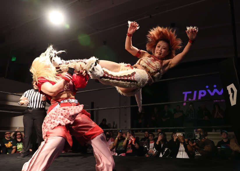東京女子プロレス　愛野ユキにドロップキックを浴びせる中島翔子（2024年11月9日、東京女子プロレス提供）
