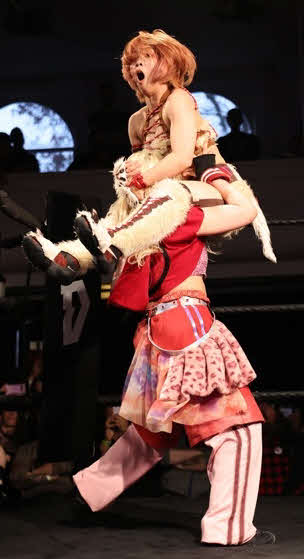 東京女子プロレス　愛野ユキに抱えられる中島翔子（2024年11月9日、東京女子プロレス提供）