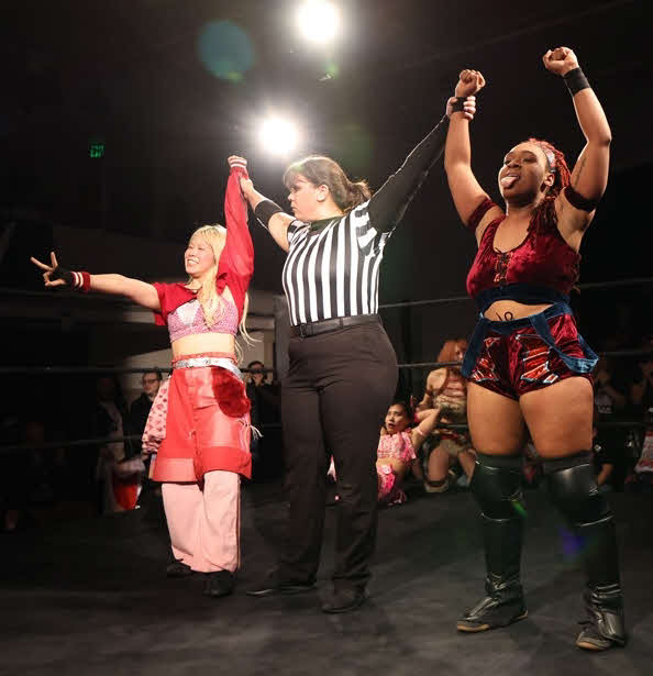 東京女子プロレス　勝利した愛野ユキ、ザラ・ザッカー組（2024年11月9日、東京女子プロレス提供）