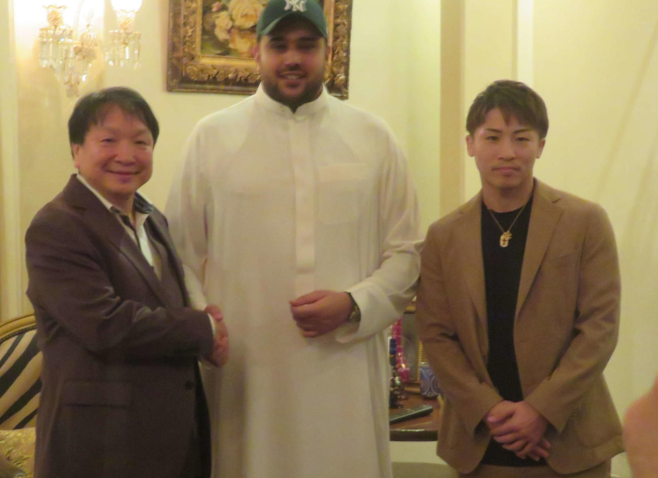 11月3日、ムハンマド・ビン・ファイサル・アル・サワード王子（中央）と到着後すぐに対面した井上尚弥（右端）と大橋秀行会長