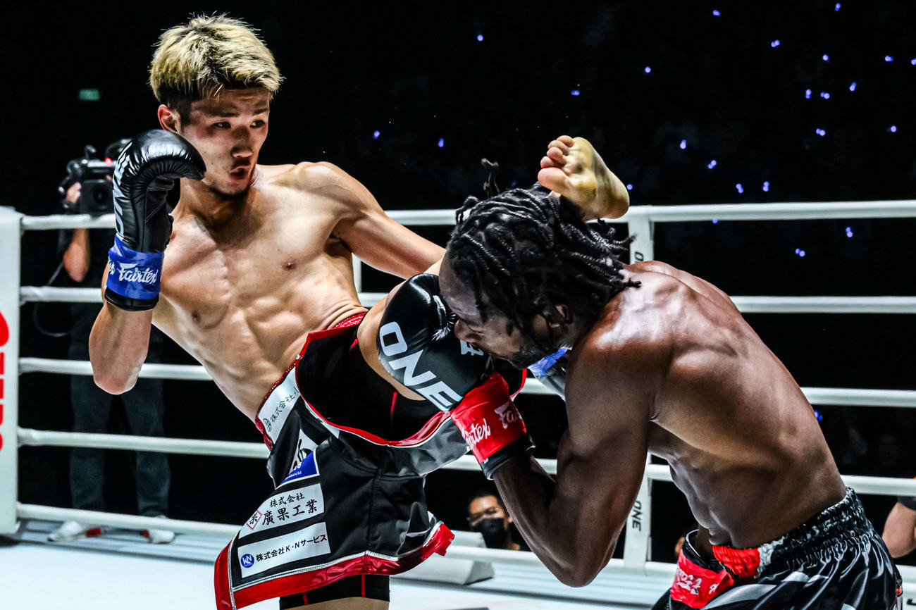 芝（左）が左ハイキックをさく裂させてONEデビュー戦勝利を飾った　（C）ONE Championship