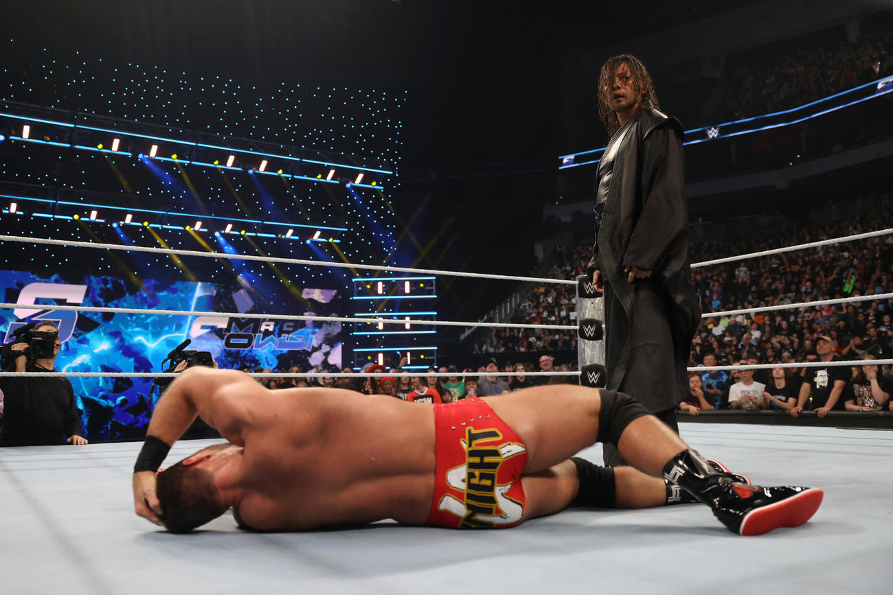 WWE・US王座の防衛に成功したLAナイト（手前）を襲撃し、不気味なムードを漂わせた中邑真輔（C）WWE