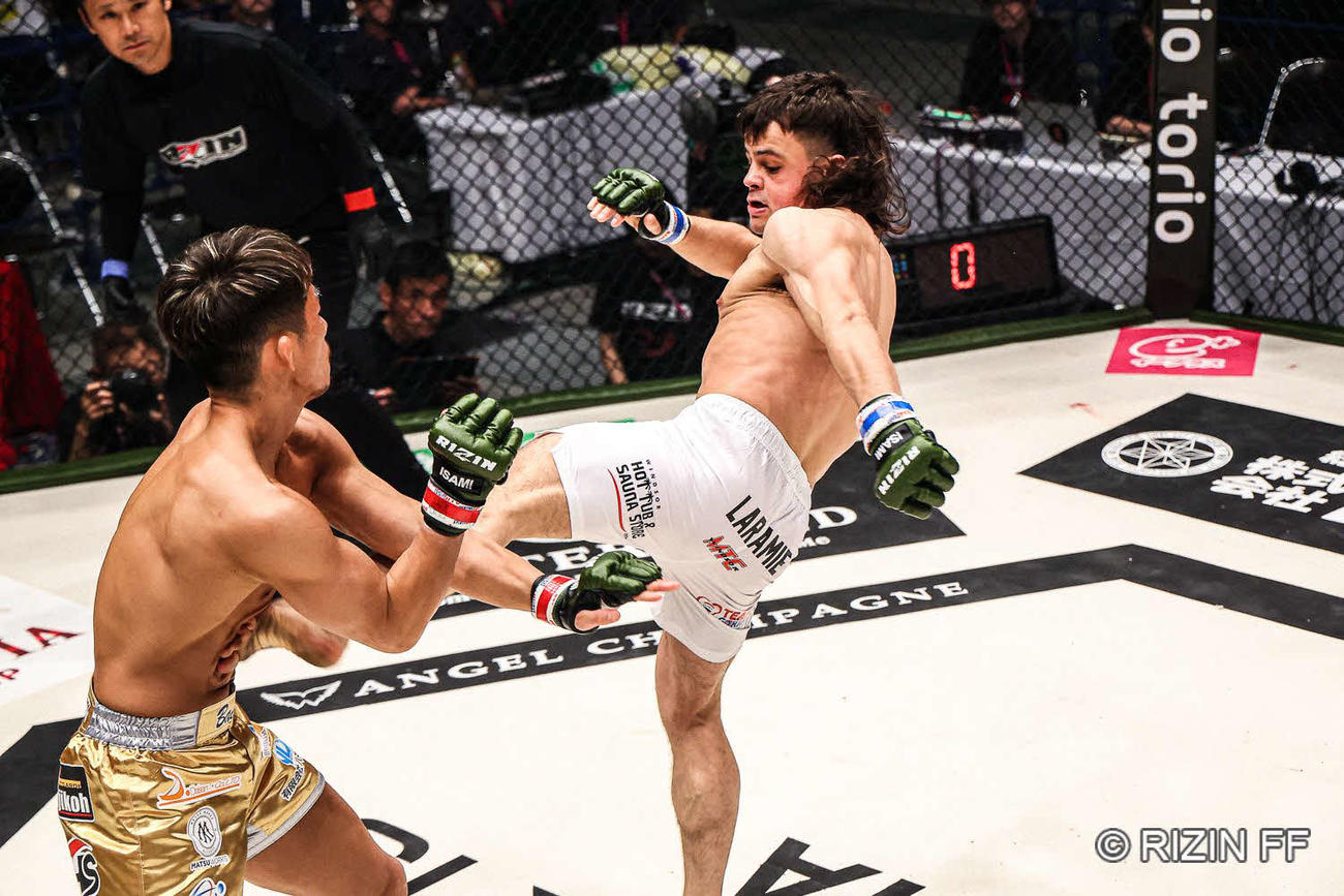 左ミドルを村元にめりこませるララミー（右）（C）RIZIN FF