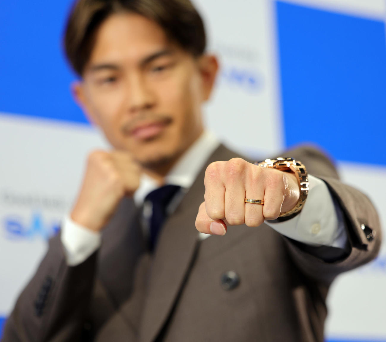 WBA世界スーパーフライ級王者フェルナンド・マルティネスとの世界戦を発表した井岡（撮影・野上伸悟）