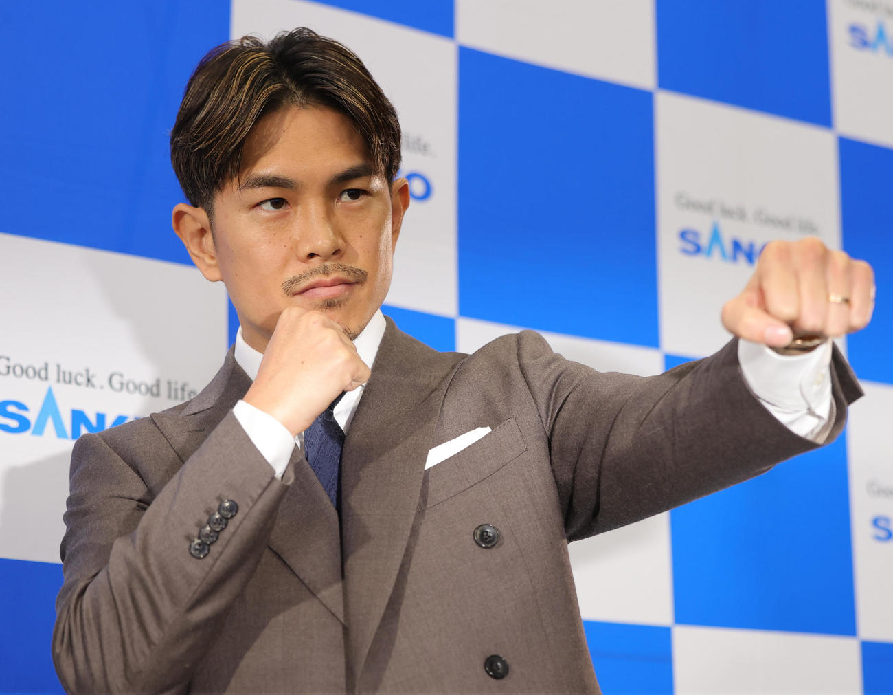 WBA世界スーパーフライ級王者フェルナンド・マルティネスとの世界戦を発表した井岡（撮影・野上伸悟）