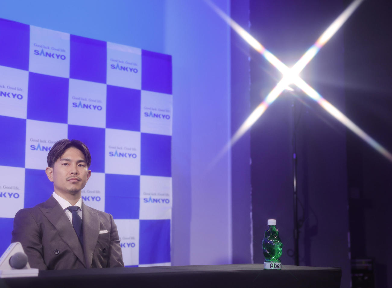 WBA世界スーパーフライ級王者フェルナンド・マルティネスとの世界戦を発表した井岡（撮影・野上伸悟）