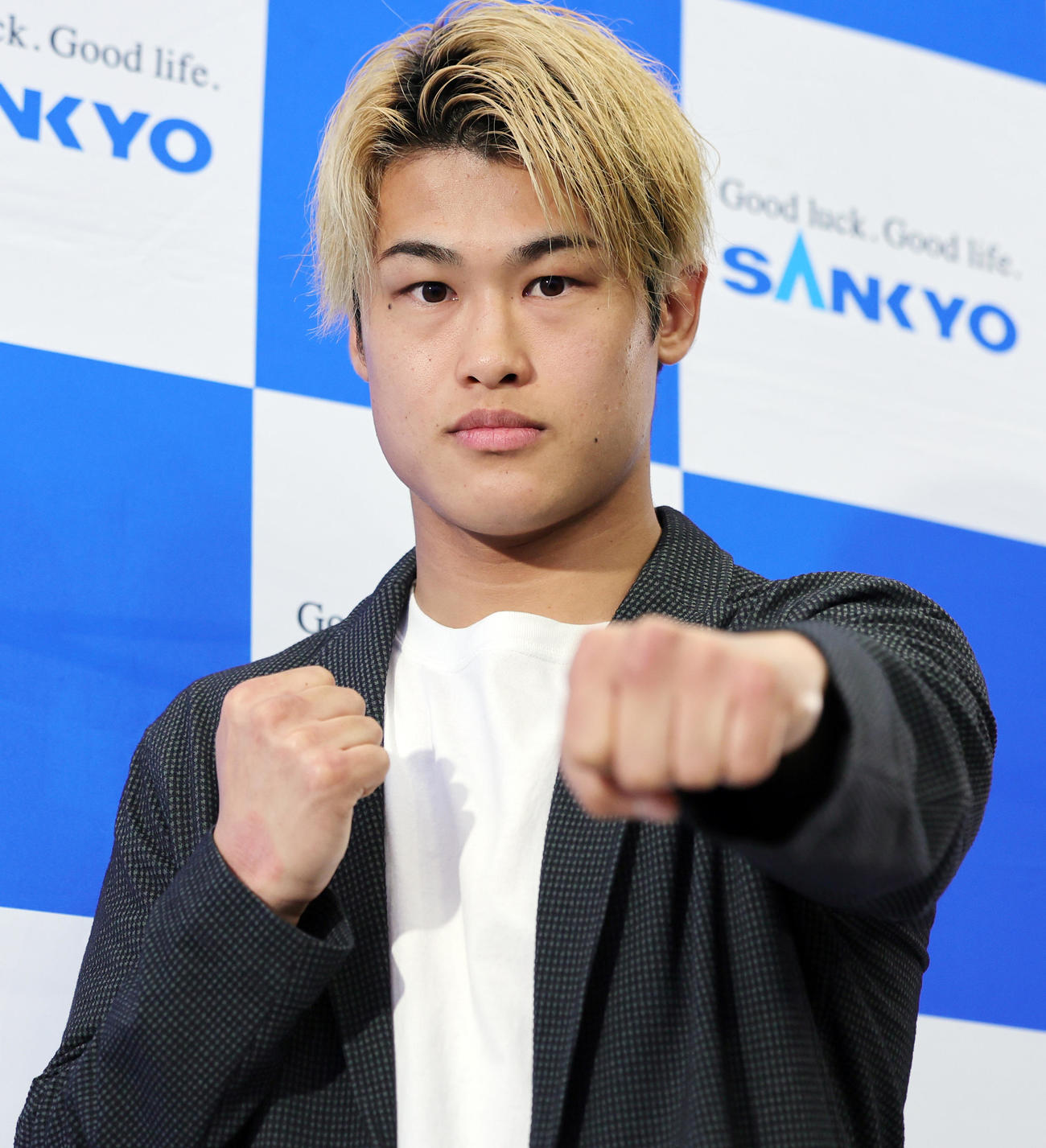 アルバラードとWBA世界スーパーフェザー級王座挑戦者決定戦を行うことを発表した堤（撮影・野上伸悟）
