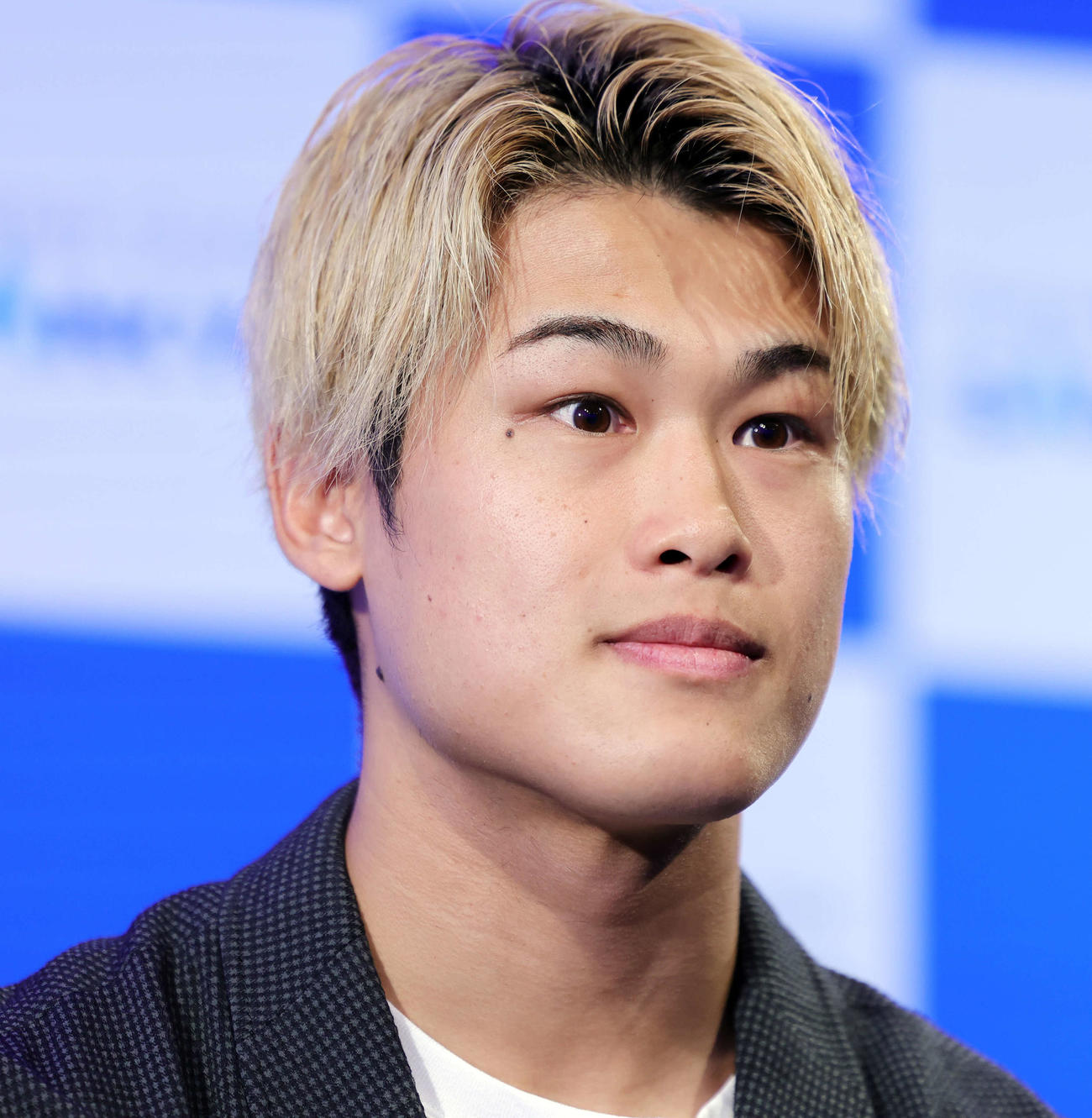 アルバラードとWBA世界スーパーフェザー級王座挑戦者決定戦を行うことを発表した堤（撮影・野上伸悟）
