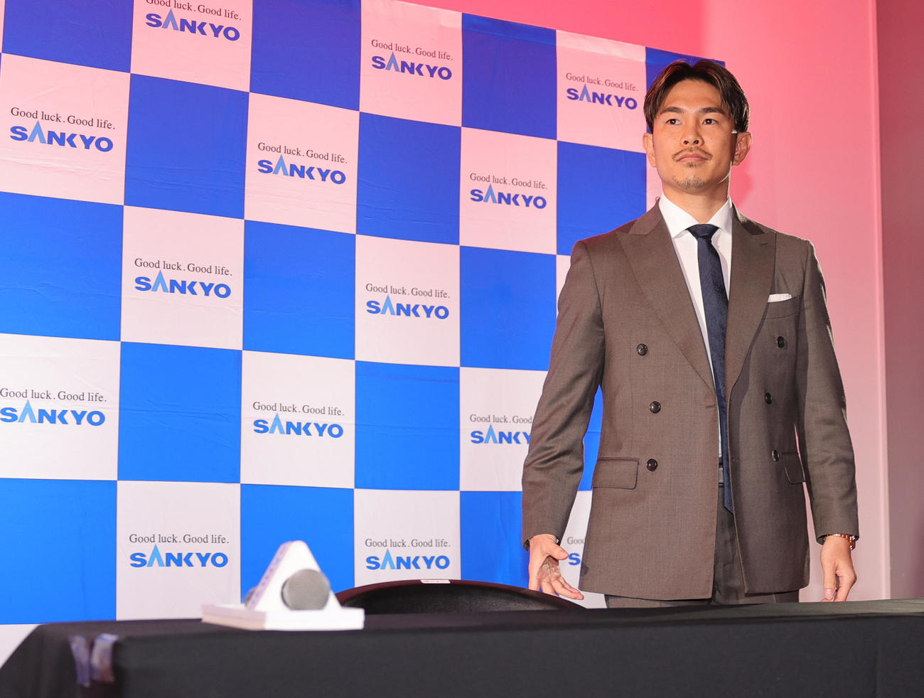 WBA世界スーパーフライ級王者フェルナンド・マルティネスとの世界戦を発表した井岡（撮影・野上伸悟）