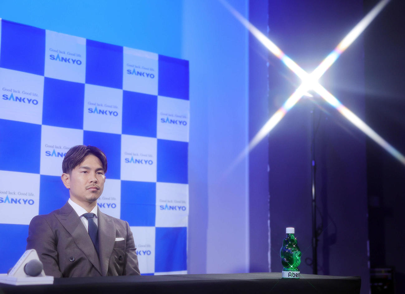 WBA世界スーパーフライ級王者フェルナンド・マルティネスとの世界戦を発表した井岡（撮影・野上伸悟）