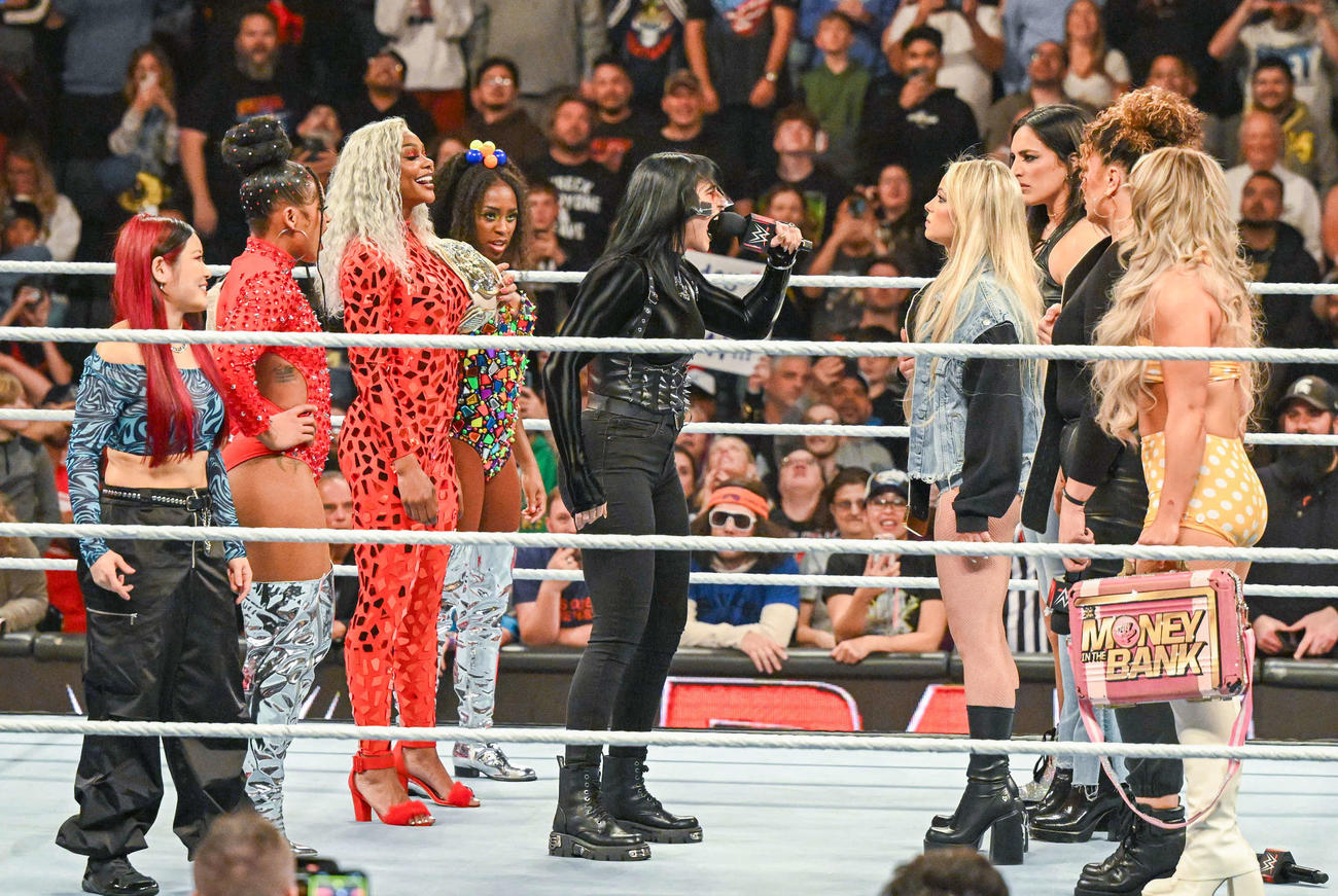 イヨ・スカイ（左端）が入るチームの最後のメンバーとして姿をみせたリア・リプリー（中央）（C）WWE