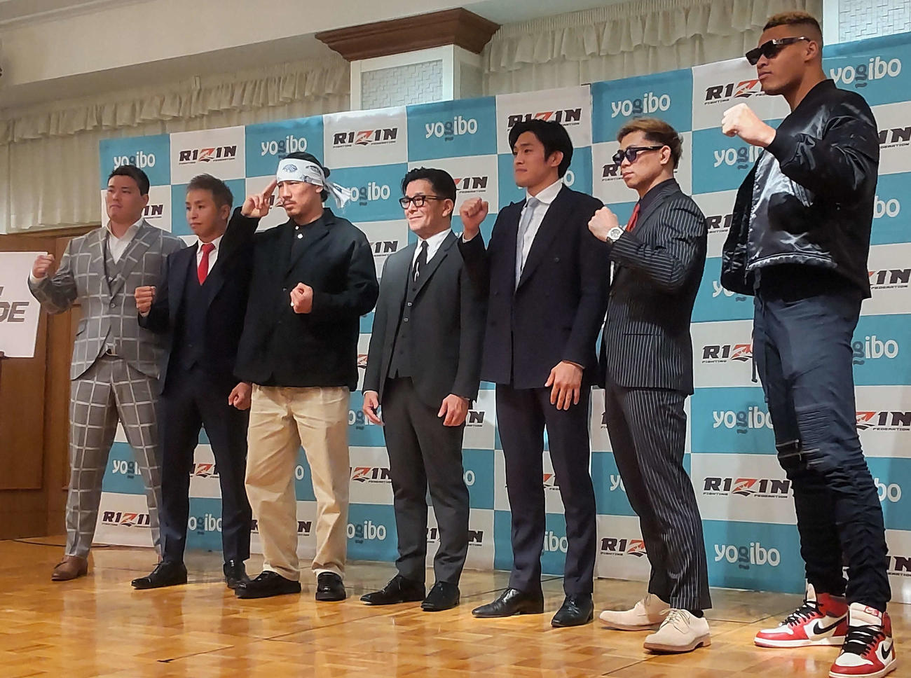 「RIZIN DECADE」に出場する（左から）上田幹雄、久保優太、矢地祐介、榊原信行CEO、桜庭大世、YA－MAN、エドポロキング