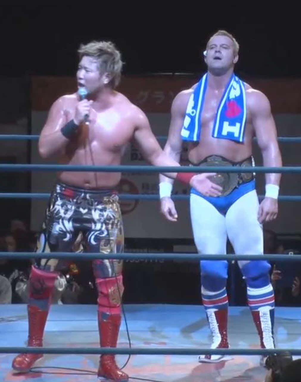 試合後にマイクアピールする宮原健斗（左）とデイビーボーイ・スミスJr．（全日本プロレスTVから）