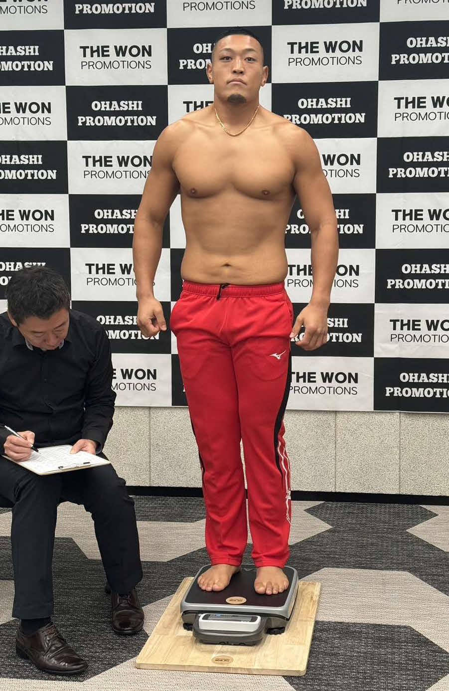 ボクシングデビュー戦に向けて計量パスした元K－1ヘビー級の星龍之介（大橋ジム提供）