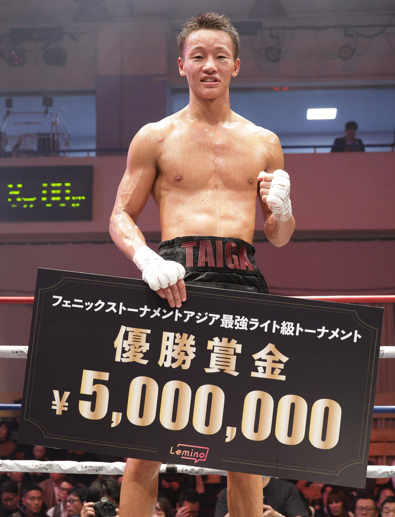 賞金ボードを手にポーズを決める今永（撮影・中島郁夫）