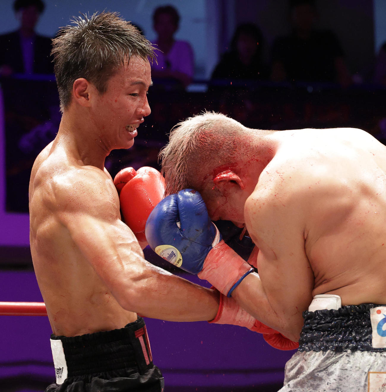 斎藤（右）に右ボディーを浴びせる今永（撮影・中島郁夫）